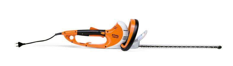 Taille-haie électrique Stihl HSE 61 avec poignée rotative 180°, moteur 500 W, lamier 50 cm, lames affûtées au diamant. Idéal pour haies et arbustes.