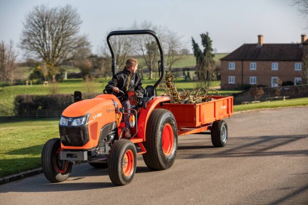Kubota L1-382 – Tracteur compact, puissant et polyvalent en action