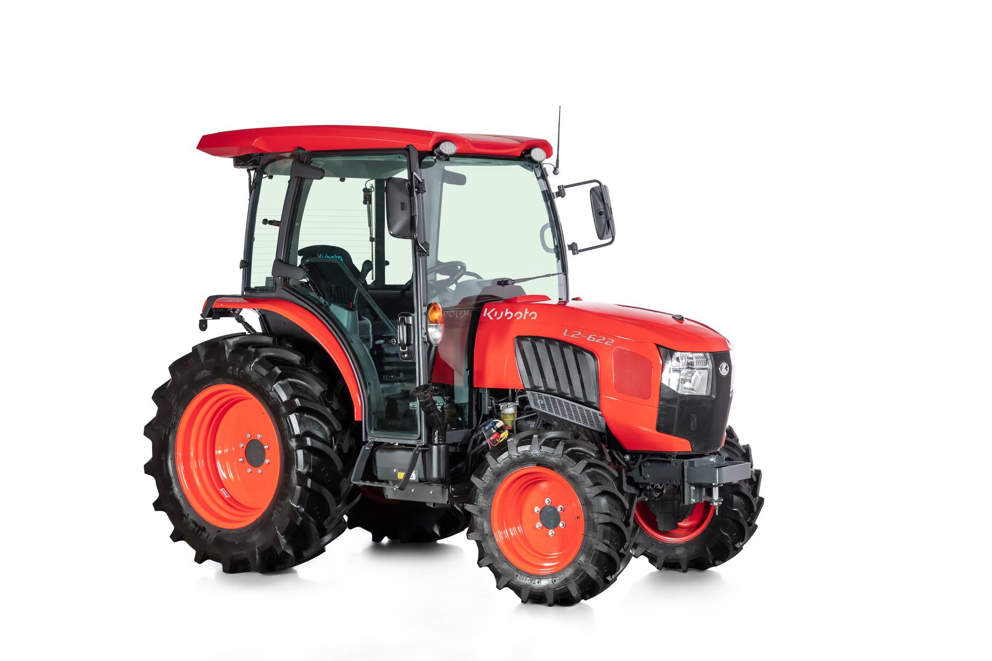 Découvrez le tracteur Kubota Série L2 : puissant, polyvalent, cabine spacieuse, moteur Stage V. Idéal pour professionnels et collectivités.