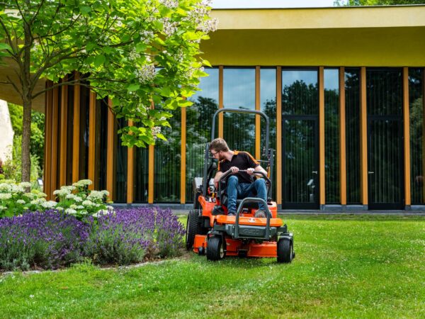Kubota GZD21 – Tondeuse frontale pro avec ramassage intégré