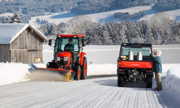 Découvrez le tracteur Kubota Série L2 : puissant, polyvalent, cabine spacieuse, moteur Stage V. Idéal pour professionnels et collectivités.