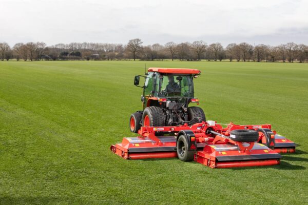 Découvrez le tracteur Kubota Série L2 : puissant, polyvalent, cabine spacieuse, moteur Stage V. Idéal pour professionnels et collectivités.