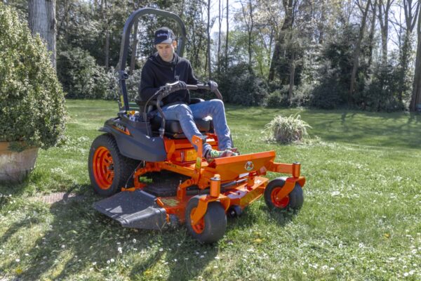 Kubota Z4-541 – Tondeuse pro à braquage zéro 54"