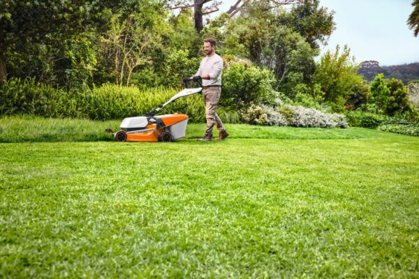 Tondeuse à batterie Stihl RMA 253 T – Silencieuse, performante et avec entraînement des roues – Image 2