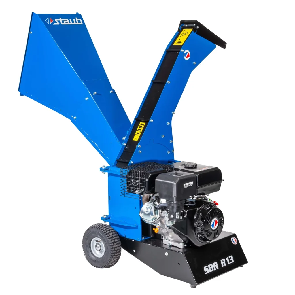 Moteur : RATO R390 Puissance : 6,8 kW / 13 ch Cylindrée : 389 cm³ Rendement : 6 m³/h Diamètre maxi. des branches : 70 mm Éjection : par le haut Trappe de débourrage : oui Poids : 163 kg Garantie : 2 ans Disponibilité des pièces détachées : 12 ans